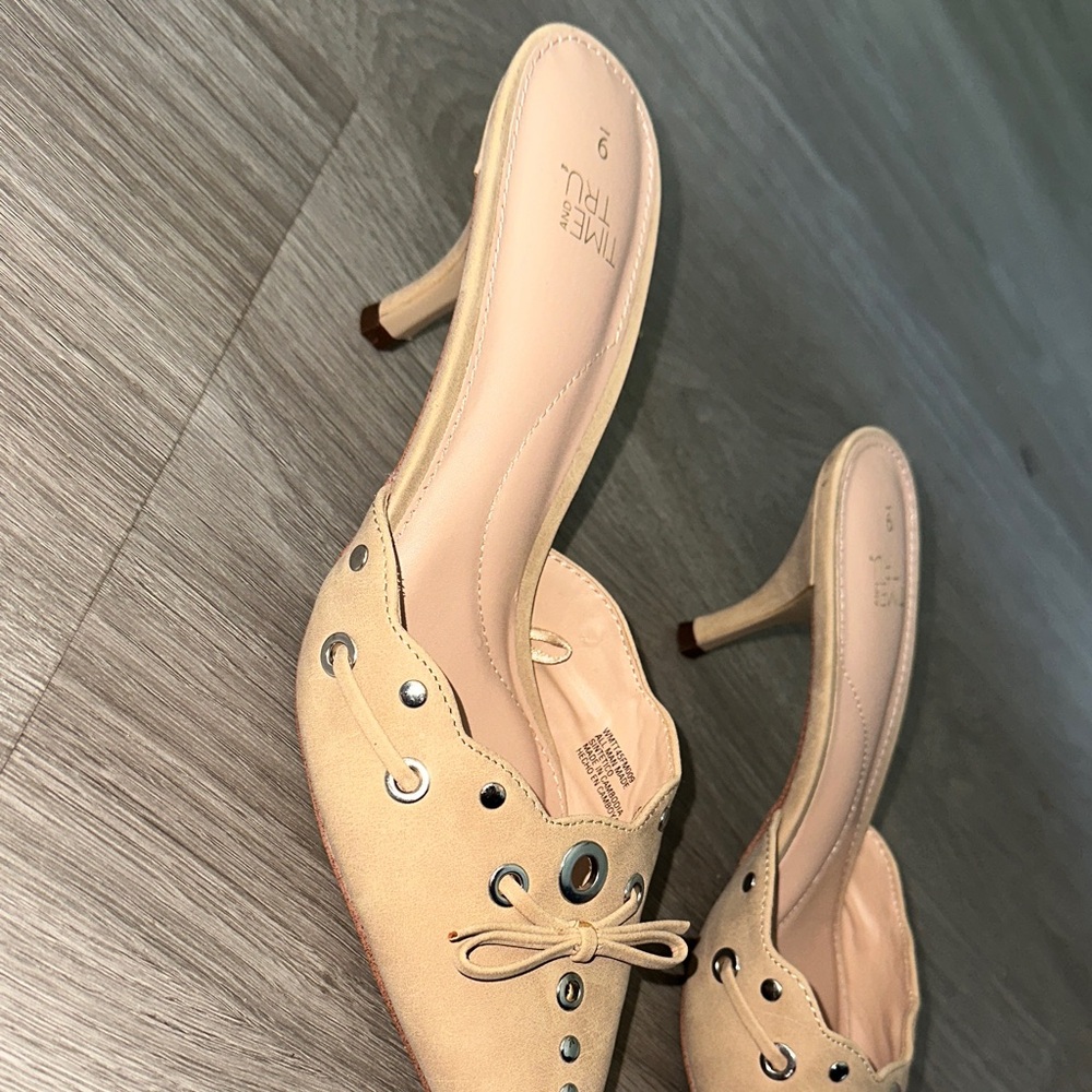 Time and Tru Tan Pointed Toe Mule Heels with Eyelet Bow Detail - Picture 4 of 4